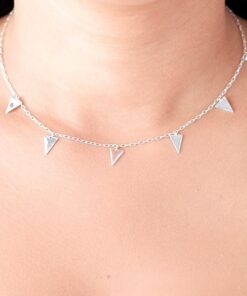 Modelo feminina jovem usando um colar de prata foto com zoom