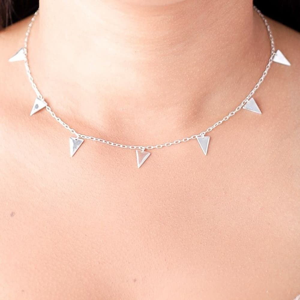 Modelo feminina jovem usando um colar de prata foto com zoom