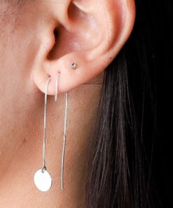 Mulher usando brinco de prata tipo circulo