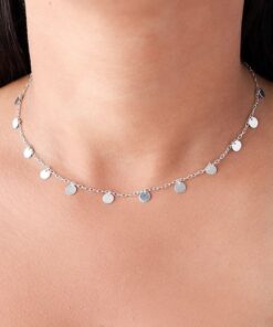 Modelo feminina jovem usando um colar de prata foto com zoom 2