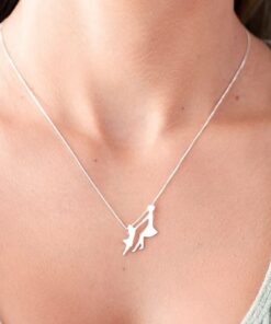 Modelo feminina jovem usando um colar Mãe e Filha