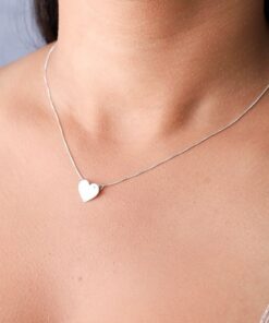 Mulher usando um colar de prata modelo Coração