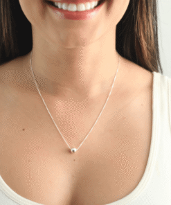 Modelo feminina de camiseta branca usando um Colar Bola lisa