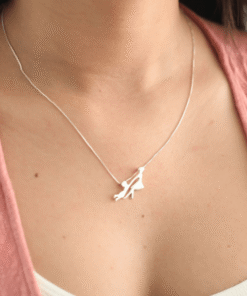 Modelo feminina jovem usando um colar Mãe e Filho