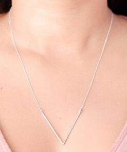 Moça jovem usando um colar V Grande