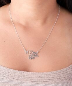 Moça jovem usando um colar Deus é Bom o Tempo Todo