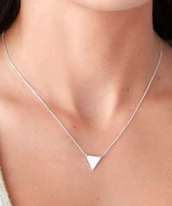 Moça jovem usando um colar Triângulo Mini