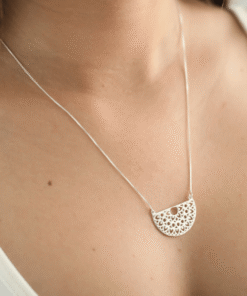 Moça jovem usando um colar Meia Mandala