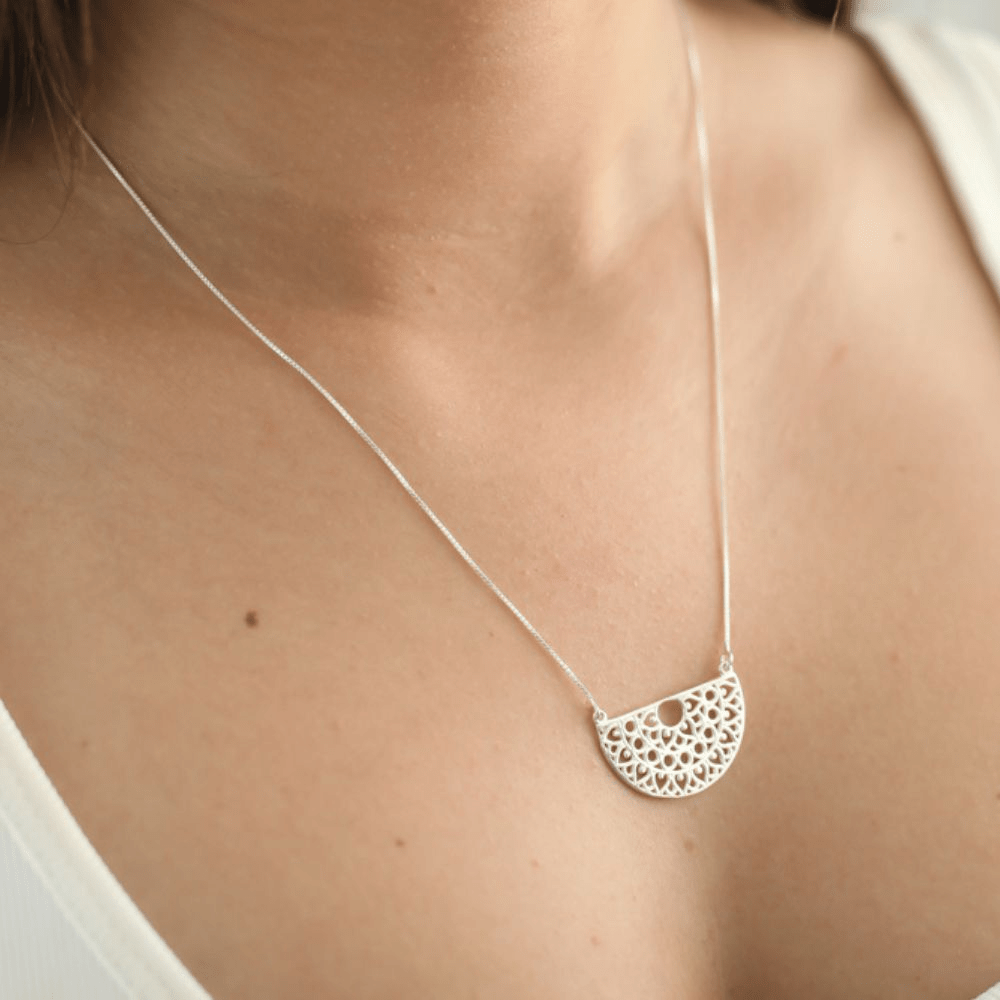 Moça jovem usando um colar Meia Mandala