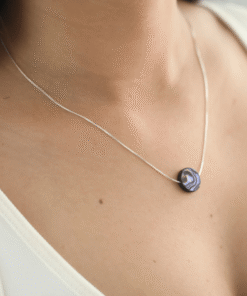 Moça jovem usando um colar Abalone