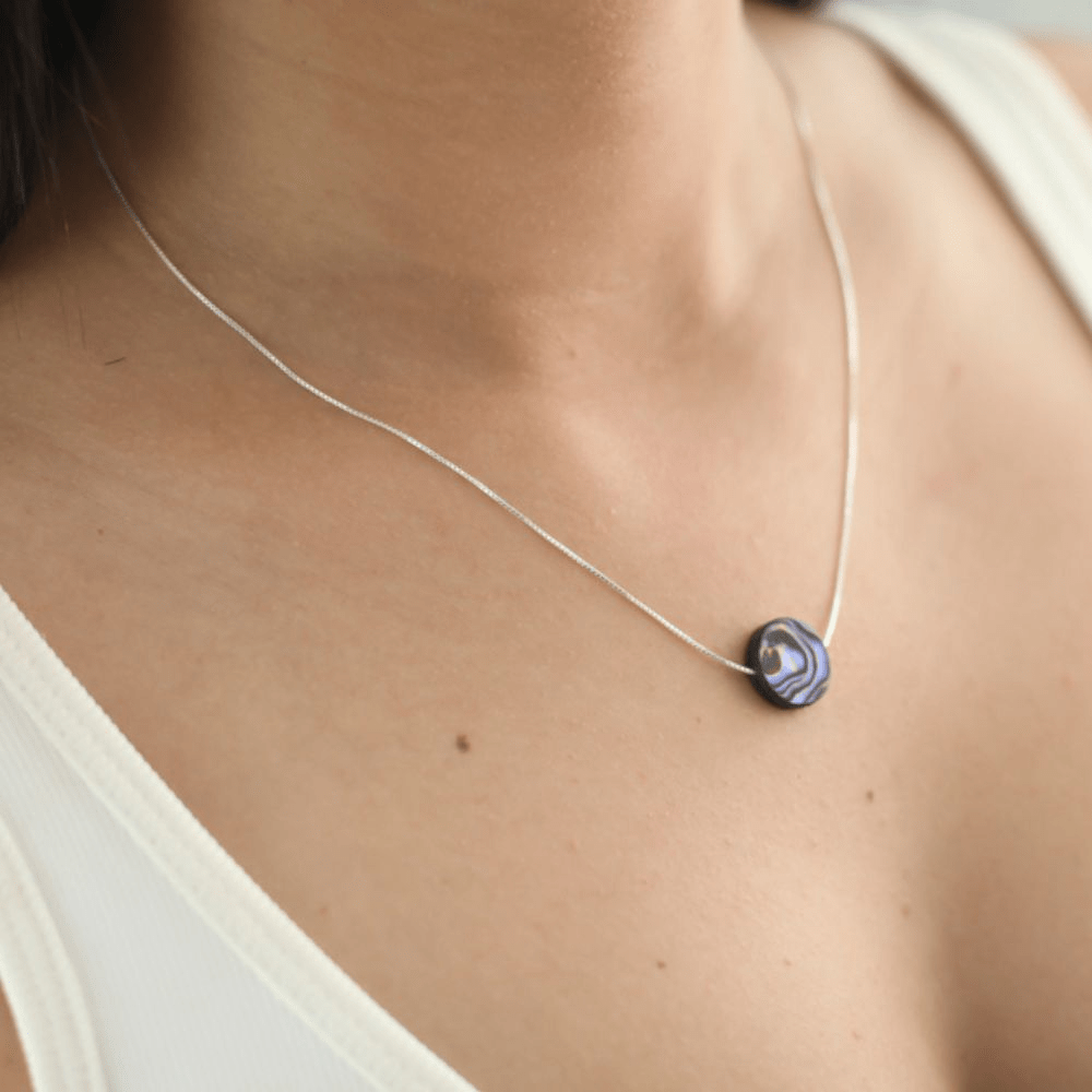 Moça jovem usando um colar Abalone