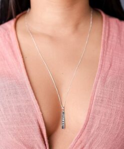 Moça jovem usando um colar Fases da Lua