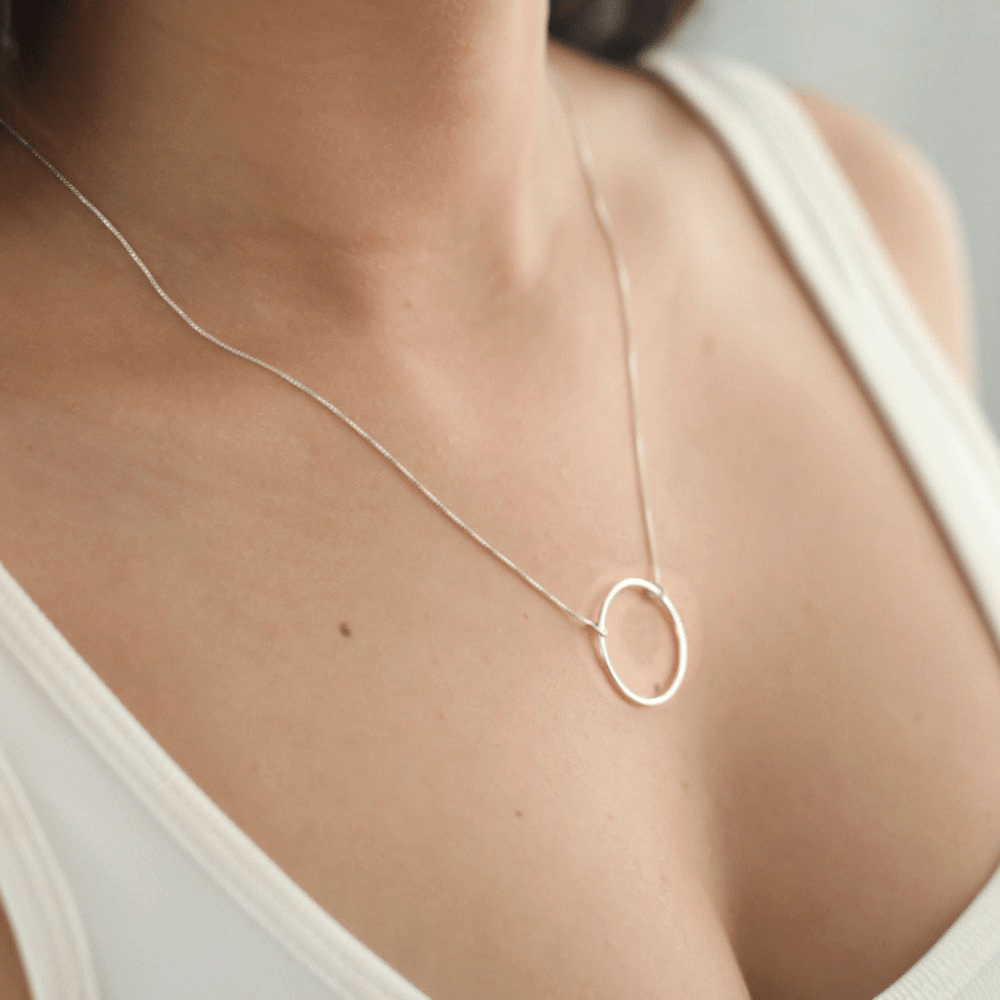 Moça jovem usando um colar Circulo próximo