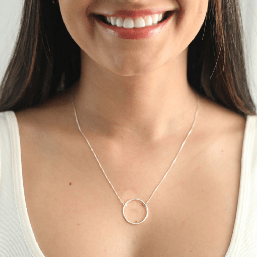 Moça jovem usando um colar Circulo