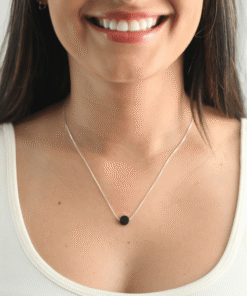 Moça jovem usando um colar Ágata Negra Tamanho P