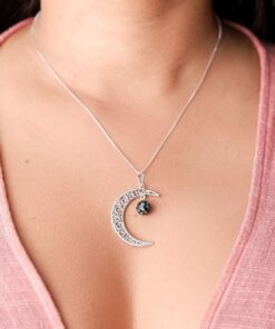 Moça jovem usando um colar Lua Globo Abalone