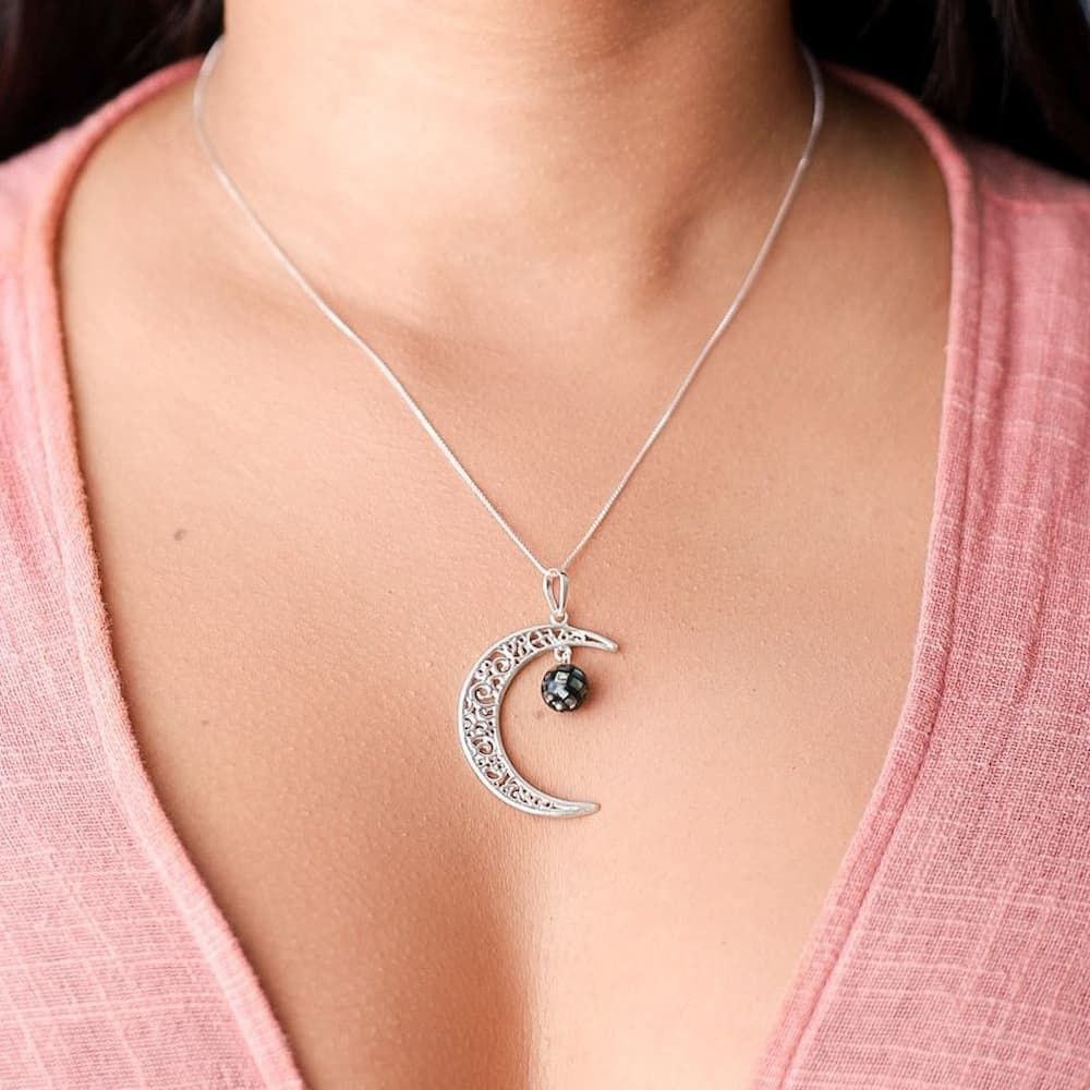 Moça jovem usando um colar Lua Globo Abalone