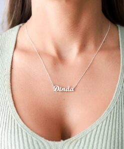 Moça jovem usando um colar Dinda de prata