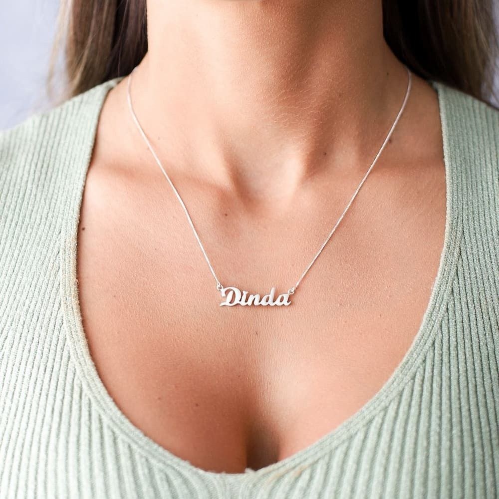 Moça jovem usando um colar Dinda de prata