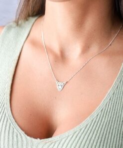 Modelo feminina usando um Colar Onça