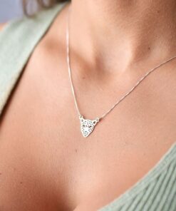 Foto próxima de uma Modelo feminina usando um Colar Onça