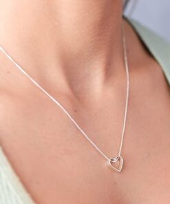 Modelo feminina usando um Colar Coração Passante