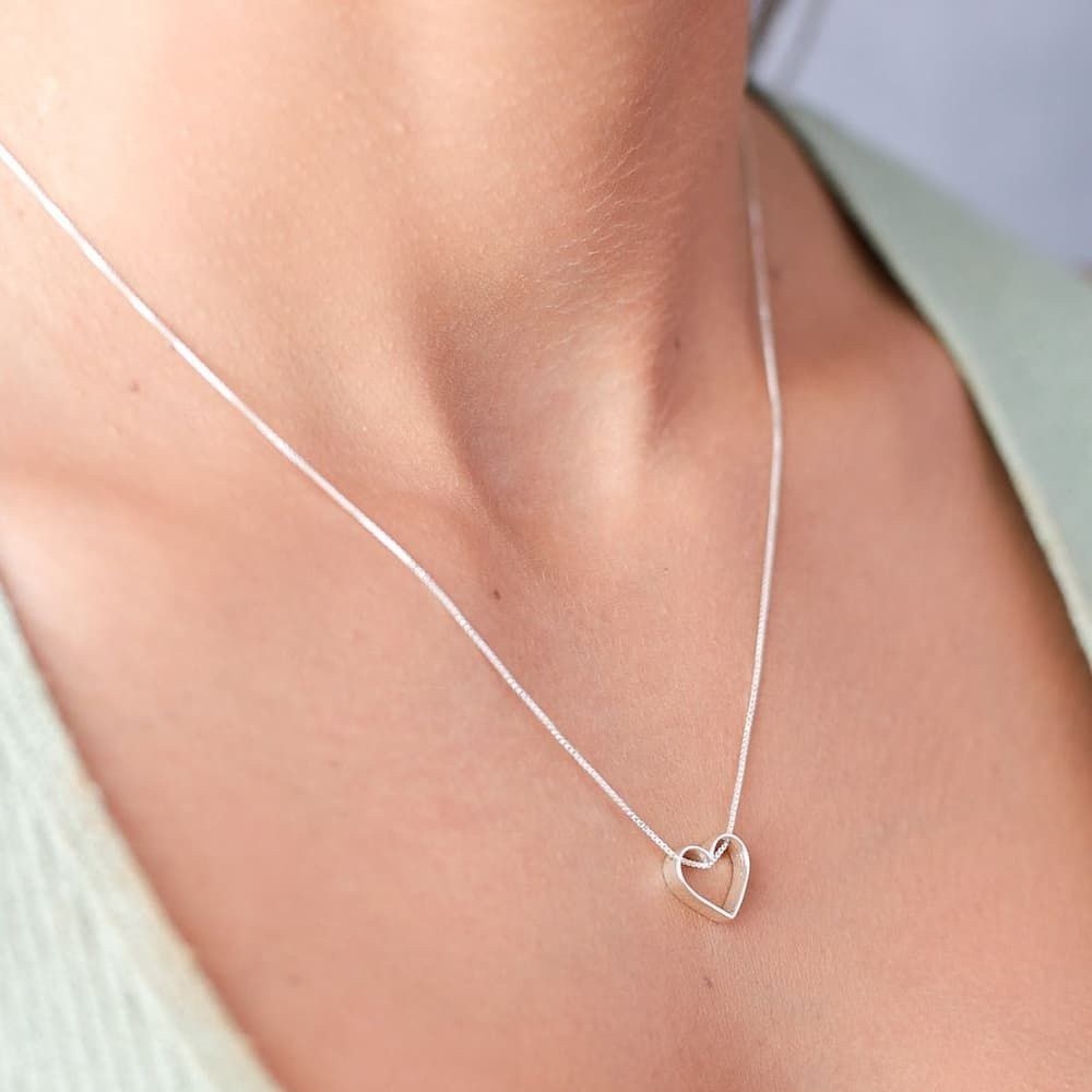 Modelo feminina usando um Colar Coração Passante