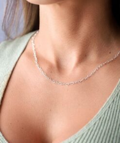 Foto próxima de uma Modelo feminina usando um Colar Elo Corações