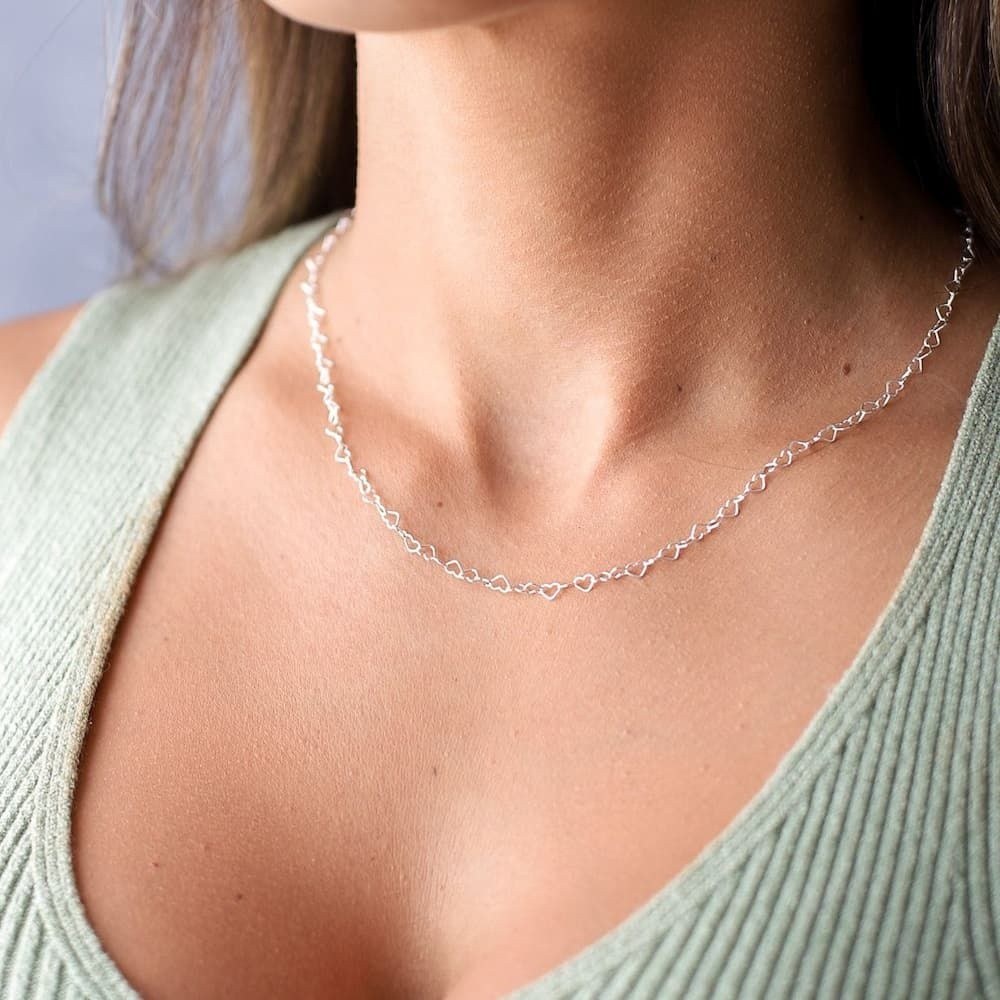 Foto próxima de uma Modelo feminina usando um Colar Elo Corações