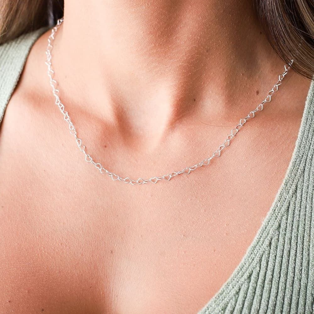 Modelo feminina usando um Colar Elo Corações