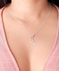 Modelo feminina usando um Colar Lua Vazada de prata