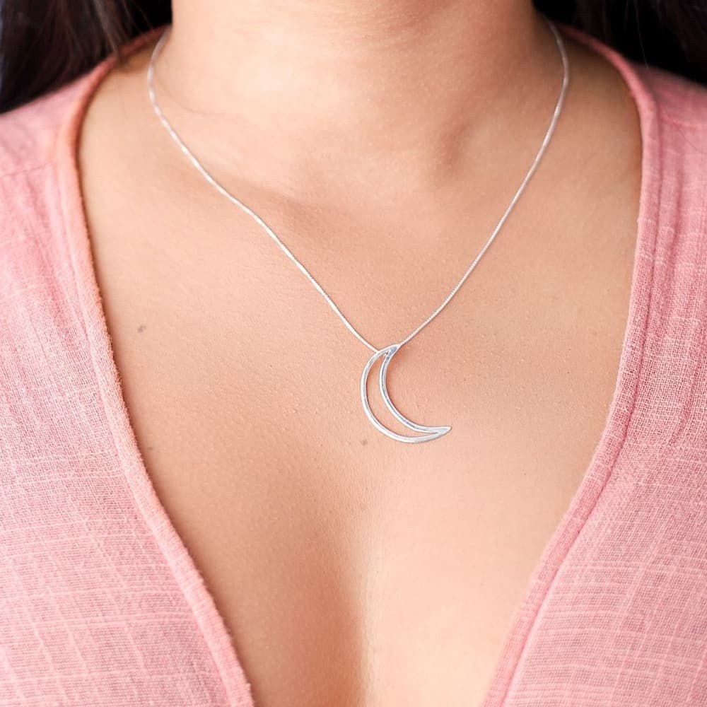 Modelo feminina usando um Colar Lua Vazada de prata