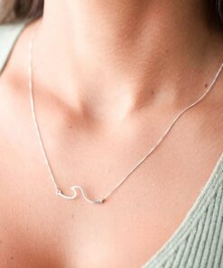 Modelo feminina usando um Colar Onda