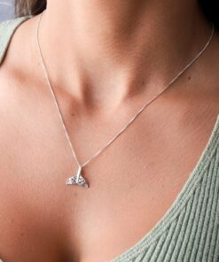 Modelo feminina usando um Colar de prata Rabo de Sereia