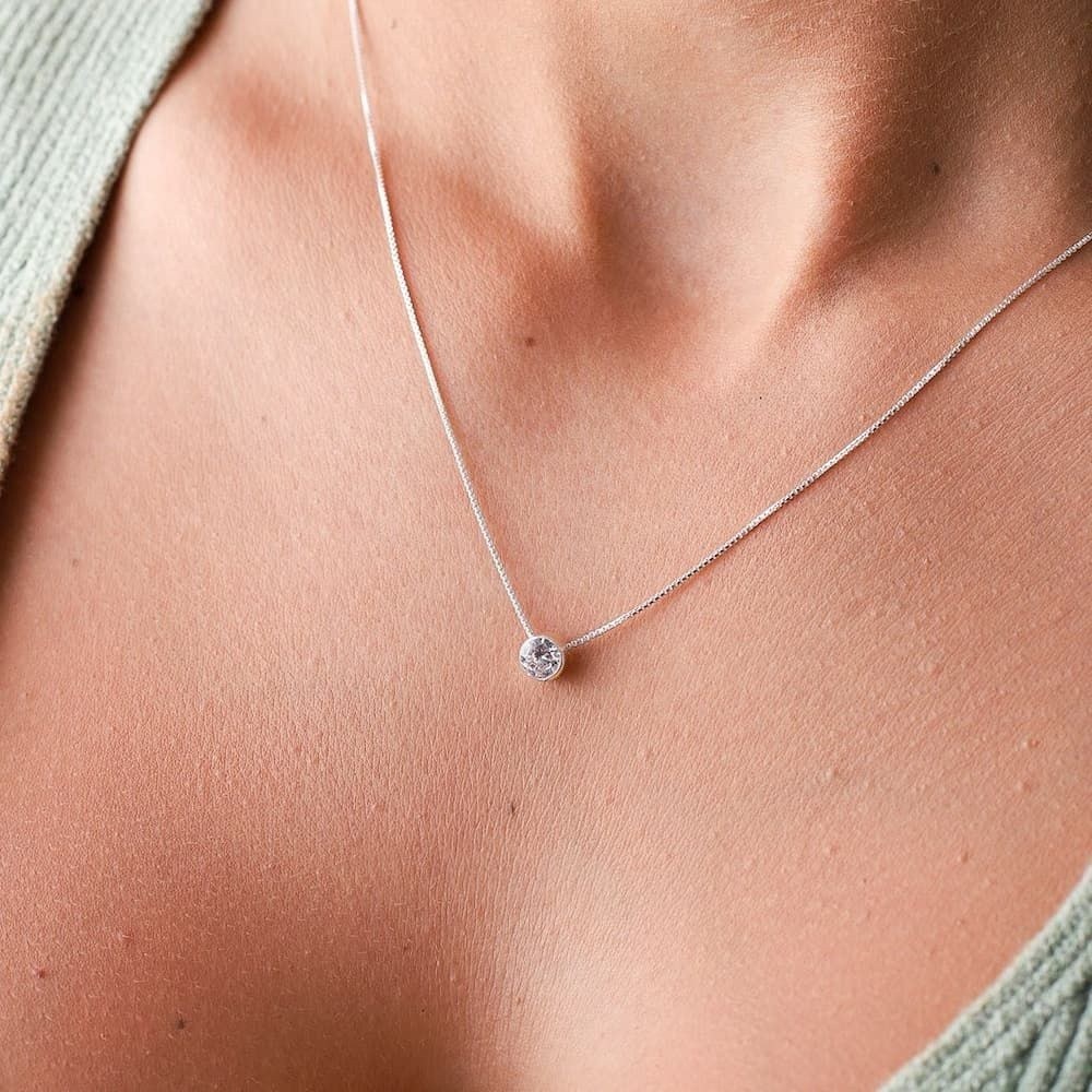 Modelo feminina usando um Colar de prata Ponto de Luz