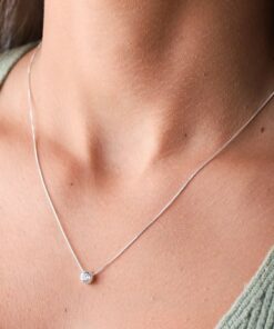 Modelo feminina usando um Colar de prata Ponto de Luz