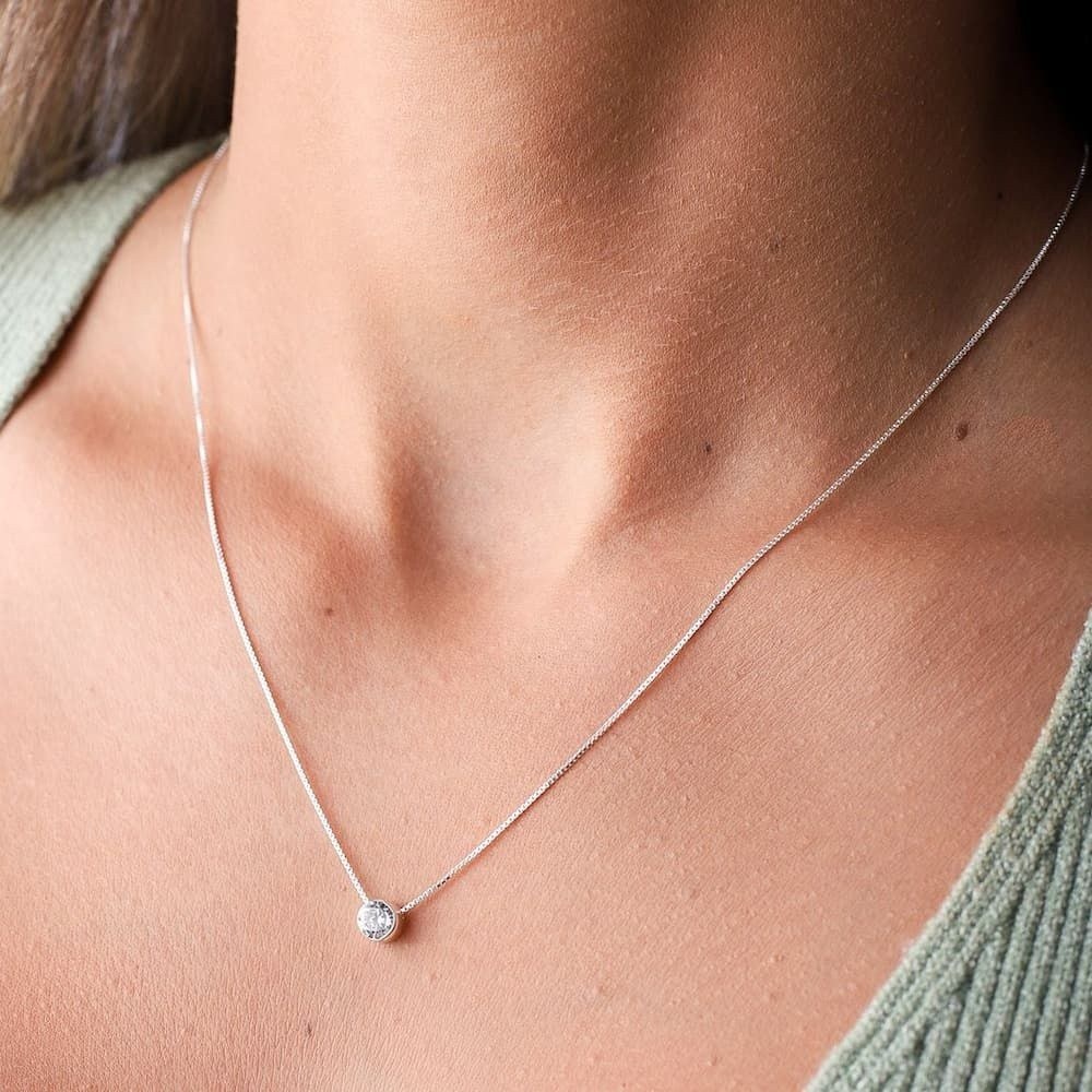 Modelo feminina usando um Colar de prata Ponto de Luz