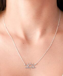 Modelo feminina usando um Colar Sol e Mar