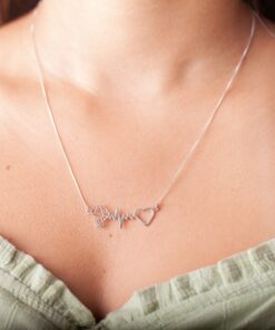 Modelo feminina com o Colar Batimento Menino