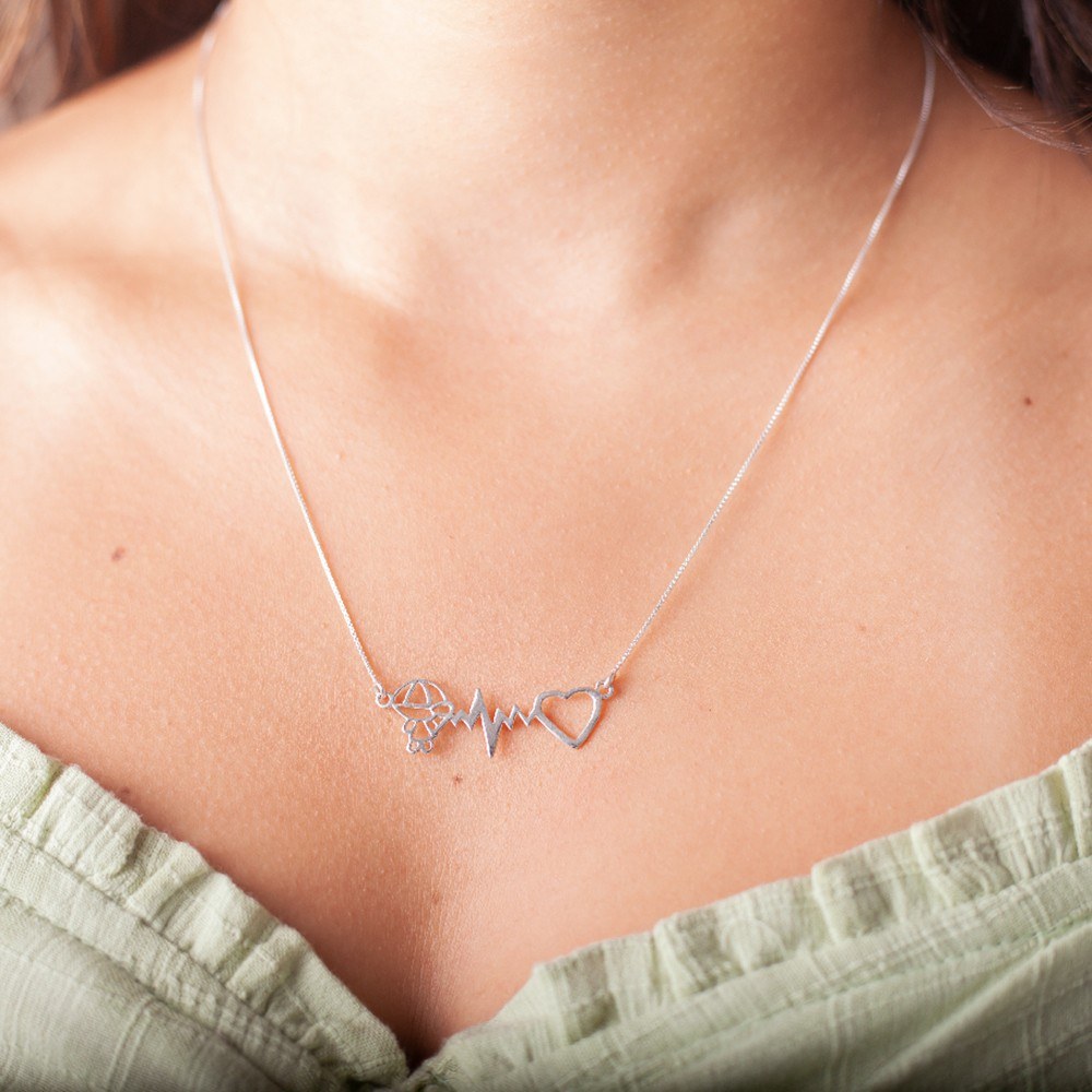 Modelo feminina com o Colar Batimento Menino