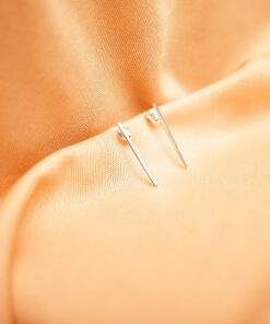 Foto do Brinco “Taquinho” tamanho M, acima de uma base de tecido