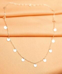 Foto do “Choker 13 moedas”, acima de uma base de tecido