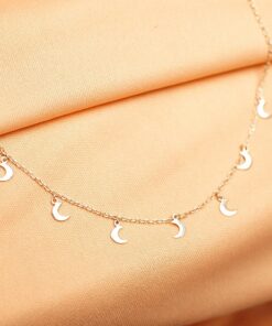 Foto do “Choker 7 Luas”, acima de uma base de tecido