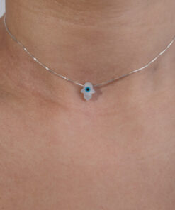 Modelo Feminina usandoChoker Hamsa Olho Grego de prata 925