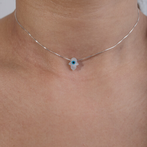 Modelo Feminina usandoChoker Hamsa Olho Grego de prata 925