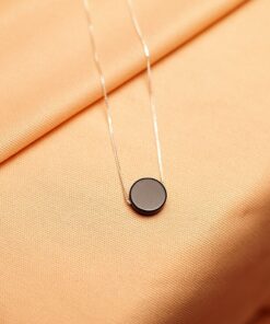 Foto do colar “Agata Negra” tamanho M, acima de uma base de tecido