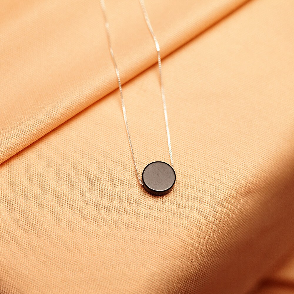 Foto do colar “Agata Negra” tamanho M, acima de uma base de tecido