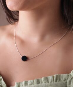 Modelo feminina com o Colar Agata negra tamanho M