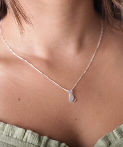 Modelo feminina com o Colar Gatinho