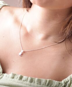 Modelo feminina com o Colar Gatinho 2